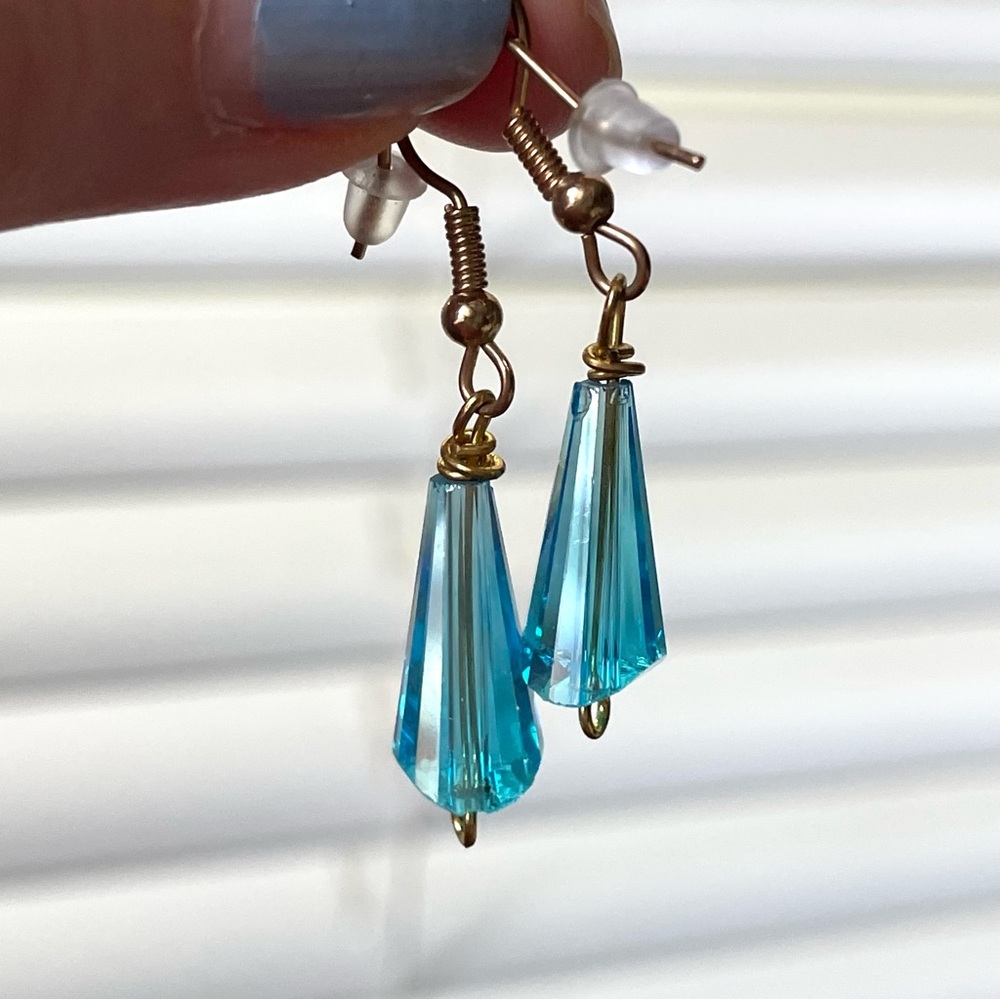 Vintage faceted sky blue crystal dangle pierced earrings romantic